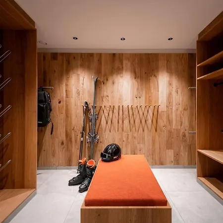 Luxury Ski-in Ski-out Home-lech With 5 Bedrooms *