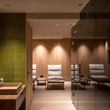 Luxury Ski-in Ski-out Home-lech With 5 Bedrooms *